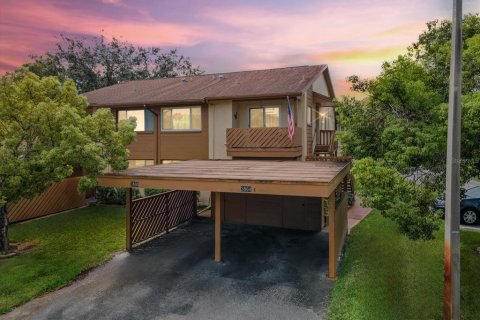 Condo in New Port Richey, Florida, 2 bedrooms  № 1911437 - photo 1
