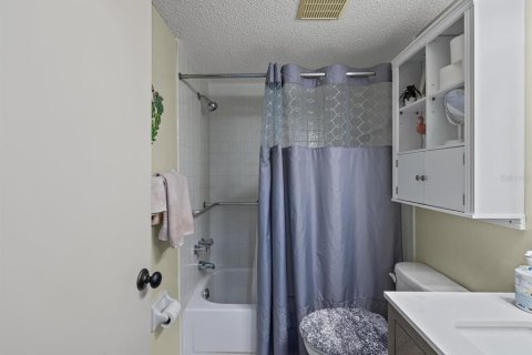 Condo in New Port Richey, Florida, 2 bedrooms  № 1911437 - photo 25