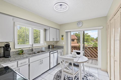 Condo in New Port Richey, Florida, 2 bedrooms  № 1911437 - photo 2