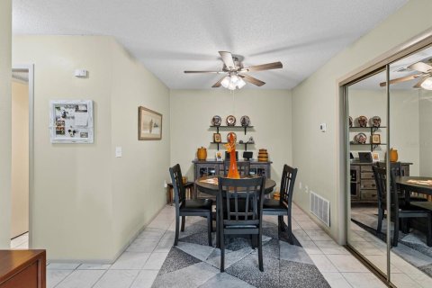Condo in New Port Richey, Florida, 2 bedrooms  № 1911437 - photo 11