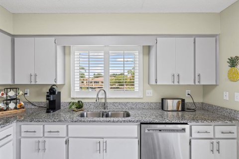 Condo in New Port Richey, Florida, 2 bedrooms  № 1911437 - photo 3