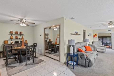 Condo in New Port Richey, Florida, 2 bedrooms  № 1911437 - photo 9