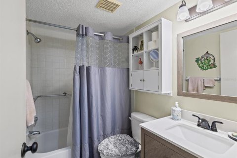 Condo in New Port Richey, Florida, 2 bedrooms  № 1911437 - photo 17