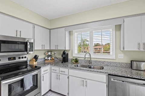 Condo in New Port Richey, Florida, 2 bedrooms  № 1911437 - photo 4