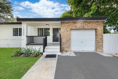 Купить виллу или дом в Норт-Майами, Флорида 7 комнат, 128.3м2, № 1989902 - фото 1