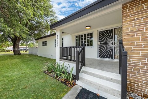 Купить виллу или дом в Норт-Майами, Флорида 7 комнат, 128.3м2, № 1989902 - фото 2