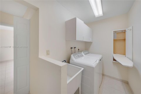 House in Hollywood, Florida 3 bedrooms, 190.45 sq.m. № 2001388 - photo 18