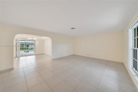 House in Hollywood, Florida 3 bedrooms, 190.45 sq.m. № 2001388 - photo 10