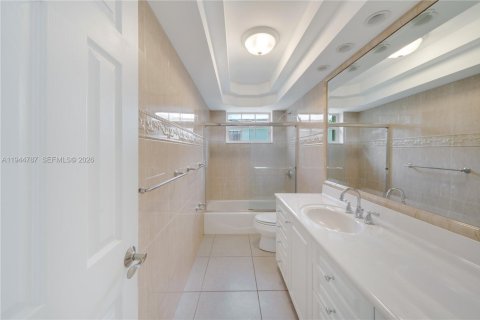 House in Hollywood, Florida 3 bedrooms, 190.45 sq.m. № 2001388 - photo 24