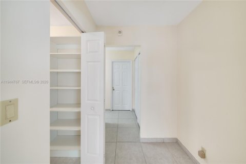 House in Hollywood, Florida 3 bedrooms, 190.45 sq.m. № 2001388 - photo 16