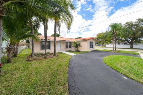 House in Hollywood, Florida 3 bedrooms, 190.45 sq.m. № 2001388 - photo 3