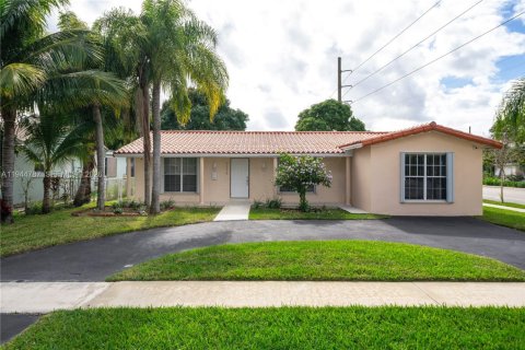 House in Hollywood, Florida 3 bedrooms, 190.45 sq.m. № 2001388