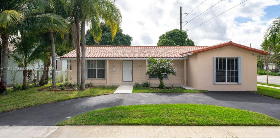 House in Hollywood, Florida 3 bedrooms, 190.45 sq.m. № 2001388