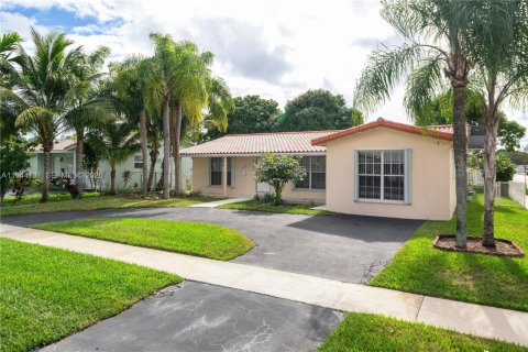House in Hollywood, Florida 3 bedrooms, 190.45 sq.m. № 2001388 - photo 2
