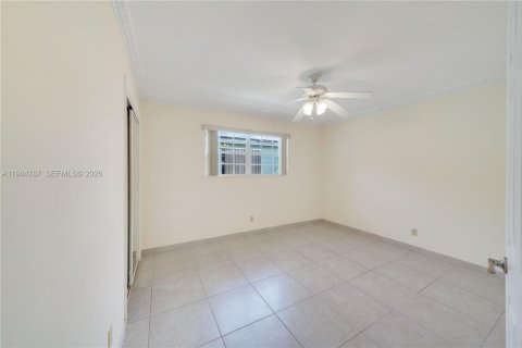 House in Hollywood, Florida 3 bedrooms, 190.45 sq.m. № 2001388 - photo 23