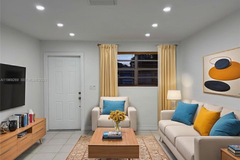 House in Hollywood, Florida 4 bedrooms, 117.61 sq.m. № 2032205 - photo 15