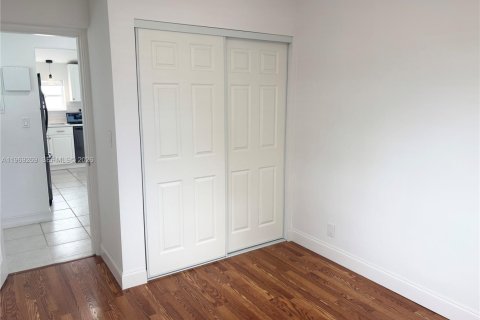 House in Hollywood, Florida 4 bedrooms, 117.61 sq.m. № 2032205 - photo 17