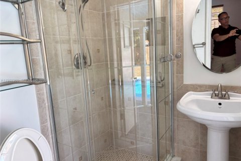 House in Hollywood, Florida 4 bedrooms, 117.61 sq.m. № 2032205 - photo 9