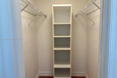 House in Hollywood, Florida 4 bedrooms, 117.61 sq.m. № 2032205 - photo 7