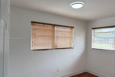 House in Hollywood, Florida 4 bedrooms, 117.61 sq.m. № 2032205 - photo 18