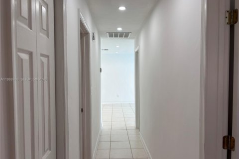 House in Hollywood, Florida 4 bedrooms, 117.61 sq.m. № 2032205 - photo 10