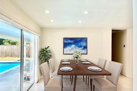 House in Hollywood, Florida 4 bedrooms, 117.61 sq.m. № 2032205 - photo 2