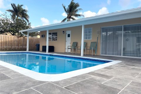 House in Hollywood, Florida 4 bedrooms, 117.61 sq.m. № 2032205 - photo 22