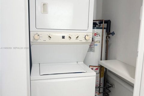 House in Hollywood, Florida 4 bedrooms, 117.61 sq.m. № 2032205 - photo 16