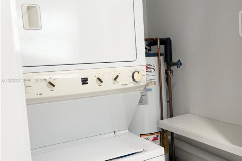 House in Hollywood, Florida 4 bedrooms, 117.61 sq.m. № 2032205 - photo 21