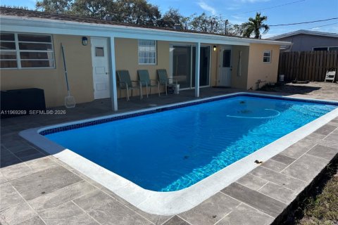 House in Hollywood, Florida 4 bedrooms, 117.61 sq.m. № 2032205 - photo 14