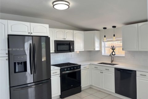 House in Hollywood, Florida 4 bedrooms, 117.61 sq.m. № 2032205 - photo 4