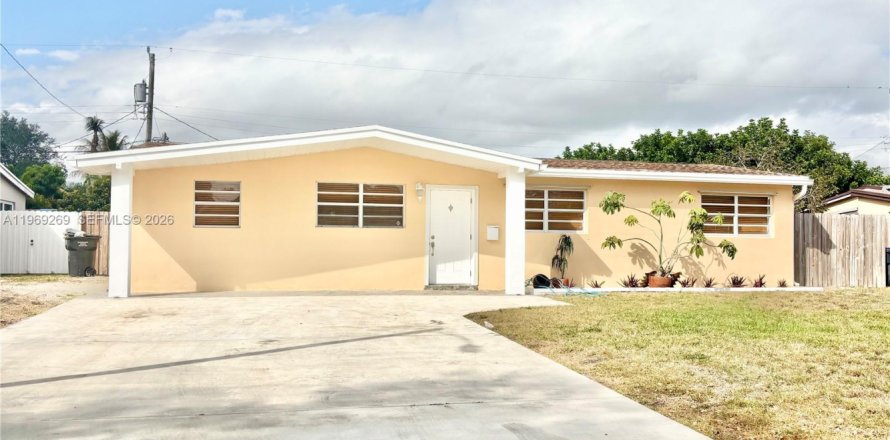 House in Hollywood, Florida 4 bedrooms, 117.61 sq.m. № 2032205