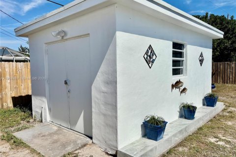 House in Hollywood, Florida 4 bedrooms, 117.61 sq.m. № 2032205 - photo 12