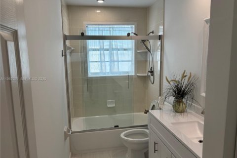 House in Hollywood, Florida 4 bedrooms, 117.61 sq.m. № 2032205 - photo 5