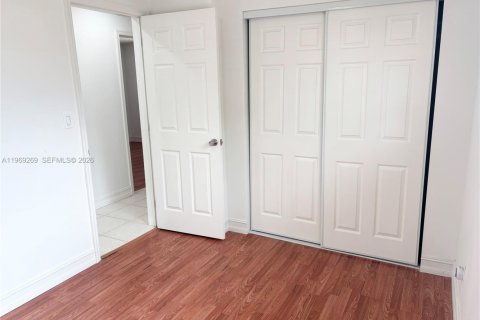 House in Hollywood, Florida 4 bedrooms, 117.61 sq.m. № 2032205 - photo 19