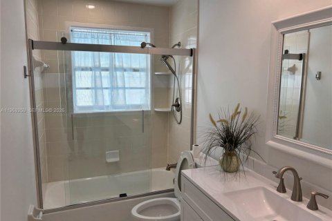 House in Hollywood, Florida 4 bedrooms, 117.61 sq.m. № 2032205 - photo 6