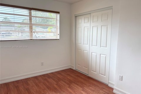 House in Hollywood, Florida 4 bedrooms, 117.61 sq.m. № 2032205 - photo 20