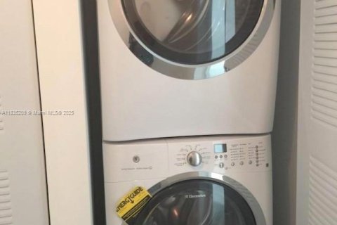 Condo in Miami, Florida, 2 bedrooms  № 1980618 - photo 18