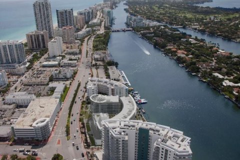 Condo in Miami, Florida, 2 bedrooms  № 1980618 - photo 23