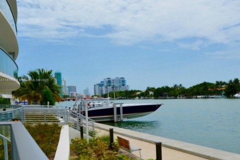 Condo in Miami, Florida, 2 bedrooms  № 1980618 - photo 24