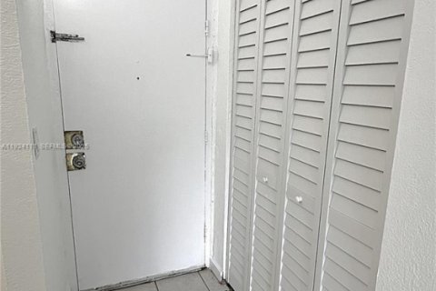 Condominio en alquiler en Miami, Florida, 1 dormitorio, 56.21 m2 № 1982209 - foto 9
