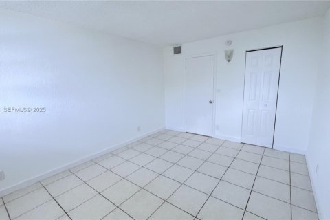 Condominio en alquiler en Miami, Florida, 1 dormitorio, 56.21 m2 № 1982209 - foto 17