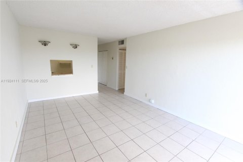 Condominio en alquiler en Miami, Florida, 1 dormitorio, 56.21 m2 № 1982209 - foto 4