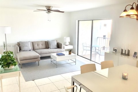 Купить кондоминиум в Майами, Флорида 1 спальня, 75.16м2, № 2032423 - фото 2