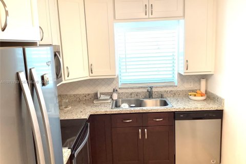 Купить кондоминиум в Майами, Флорида 1 спальня, 75.16м2, № 2032423 - фото 12