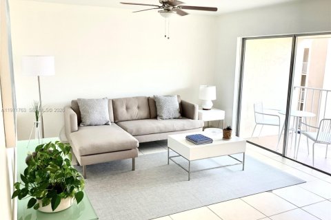 Купить кондоминиум в Майами, Флорида 1 спальня, 75.16м2, № 2032423 - фото 10