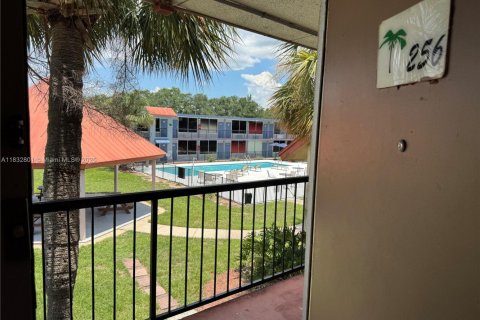 Condominio en Davenport, Florida, 1 dormitorio  № 2077331