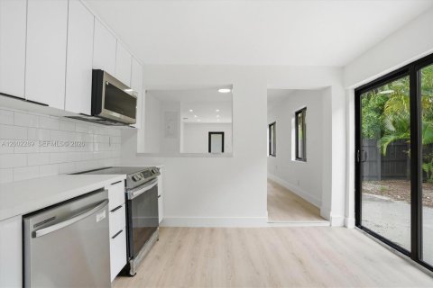 House in Fort Lauderdale, Florida 2 bedrooms, 81.01 sq.m. № 2068217 - photo 12