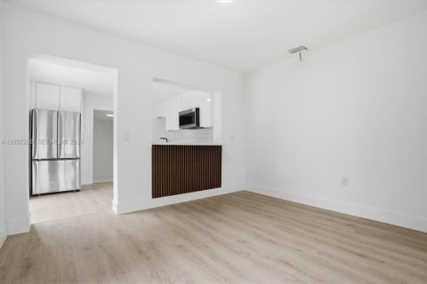 House in Fort Lauderdale, Florida 2 bedrooms, 81.01 sq.m. № 2068217 - photo 7