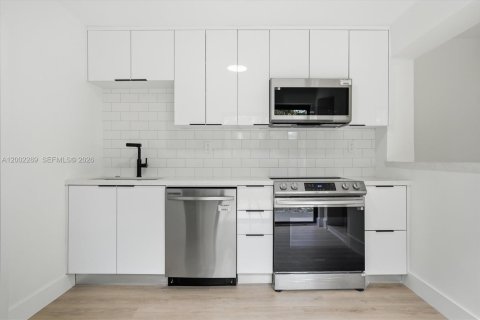 House in Fort Lauderdale, Florida 2 bedrooms, 81.01 sq.m. № 2068217 - photo 11